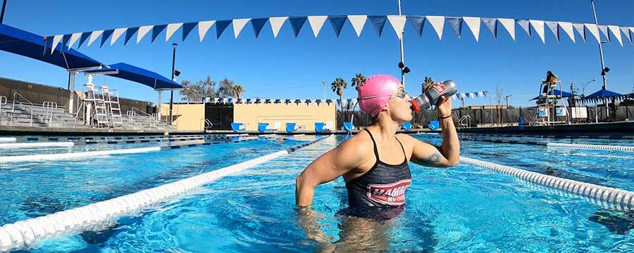 Hogyan tankolj úszóversenyekhez: Útmutató medencés úszáshoz - Hammer Nutrition CEE